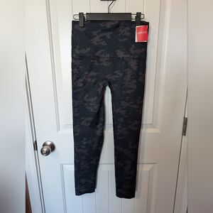 NWT Spanx Look At Me Now Cropped Seamless Leggings Black/Gray Camo Size Large